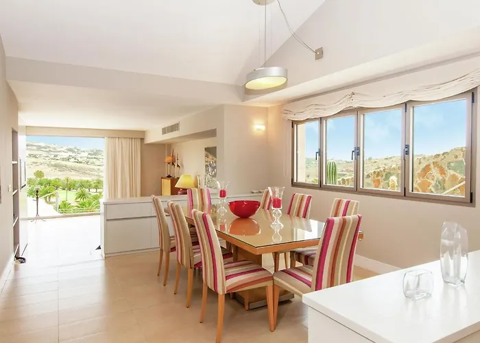Belvilla By Oyo Vibrant With Swimming Pool סאלוברה